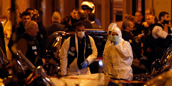 Cảnh sát điều tra hiện trường vụ tấn công khủng bố bằng dao ở trung tâm Paris, Pháp, ngày 12-5-2018. ẢNH: AP