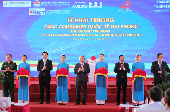 Thủ tướng Nguyễn Xuân Phúc cùng các đại biểu cắt băng khai trương Cảng container quốc tế Hải Phòng. Ảnh VGP