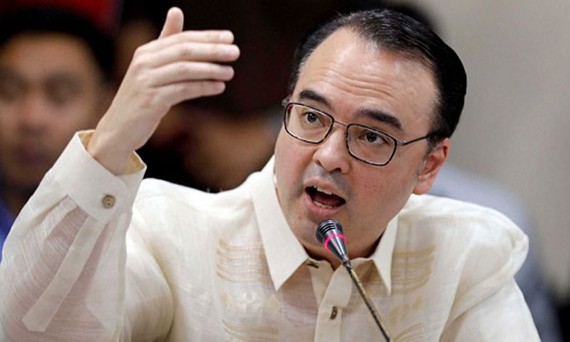 Ngoại trưởng Cayetano phát biểu tại Thượng viện Philippines tháng 5/2017. Ảnh: AP.