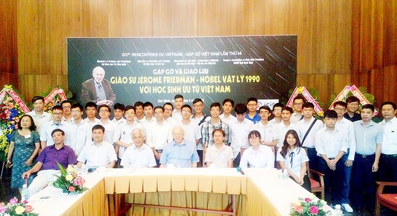 Các đại biểu, giáo sư, nhà khoa họccùng những học sinh ưu tú Việt Nam