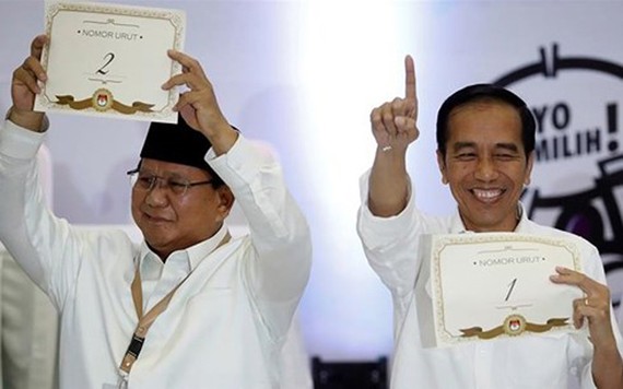Đương kim Tổng thống Indonesia Joko Widodo (phải) và đối thủ Prabowo Subianto sẽ tranh cử Tổng thống vào năm sau. Ảnh: Reuters