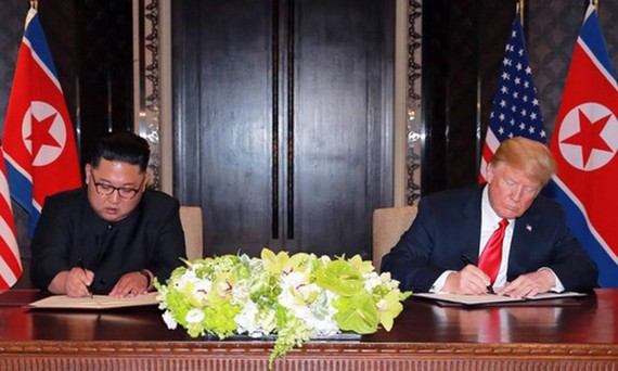 Lãnh đạo Triều Tiên (trái) và Tổng thống Mỹ tại hội nghị thượng đỉnh ở Singapore. Ảnh: Reuters.