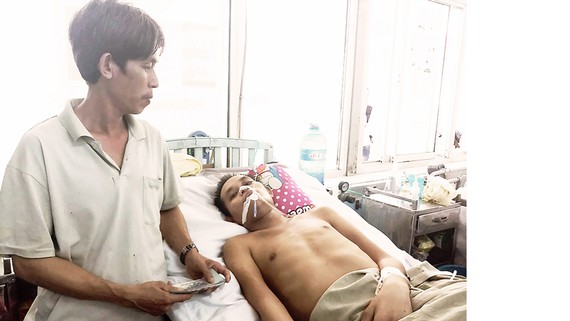 Anh Nguyễn Phi Tân đang điều trị tại BVĐK tỉnh Bình Định 
