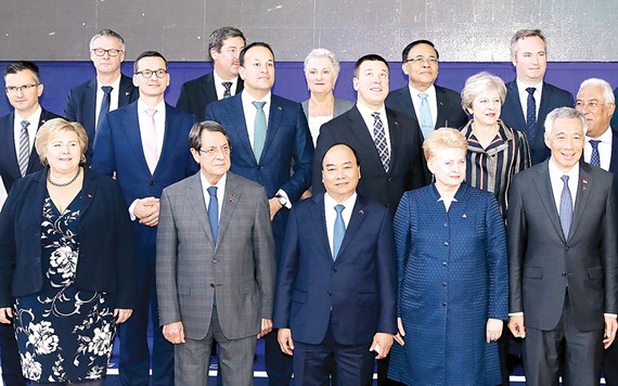 Thủ tướng Nguyễn Xuân Phúc và các Trưởng đoàn ASEM chụp ảnh chung tại phiên họp toàn thể thứ hai                     Ảnh: TTXVN