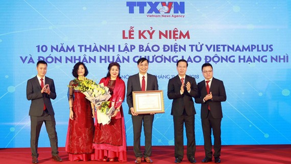 Trưởng Ban Tuyên giáo Trung ương Võ Văn Thưởng (thứ hai từ phải sang) trao tặng Huân chương Lao động hạng Nhì của Chủ tịch nước cho Báo Điện tử VietnamPlus. Ảnh: TTXVN