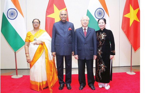 Tổng Bí thư, Chủ tịch nước Nguyễn Phú Trọng và phu nhân đón Tổng thống Ấn Độ Ram Nath Kovind và  phu nhân     Ảnh: TTXVN