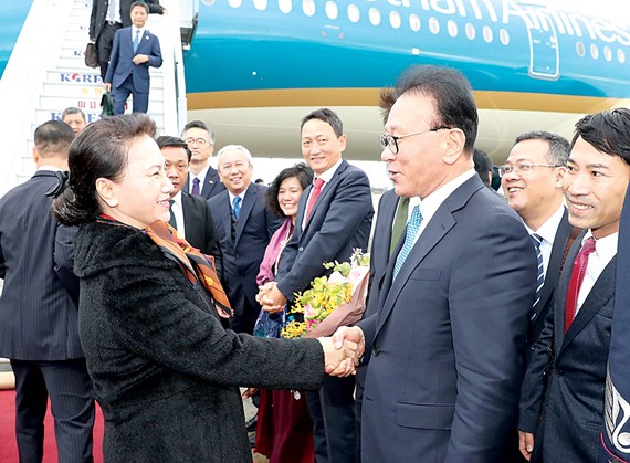Tổng Lãnh sự danh dự Việt Nam tại khu vực Busan - Gyeongnam Park Soo-kwan cùng các quan chức Hàn Quốc đón Chủ tịch Quốc hội Nguyễn Thị Kim Ngân              Ảnh: TTXVN