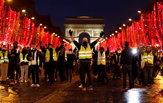 Phe "áo vàng" biểu tình tại đại lộ Champs Elysees ở Paris hôm 22/12. Ảnh: Reuters.