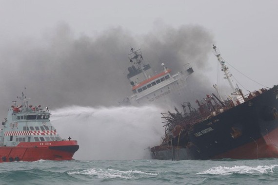 Tàu chở dầu bốc cháy ngoài khơi Hong Kong. Ảnh: SCMP