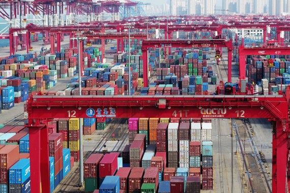 Hàng hóa Trung Quốc tại cảng Thanh Đảo, tỉnh Sơn Đông chuẩn bị xuất khẩu sang  Mỹ