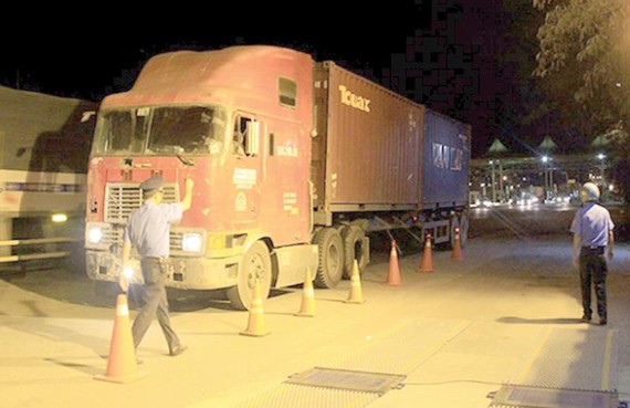 Kiểm tra tải trọng xe tại một trạm cân                  Ảnh: CAO THĂNG