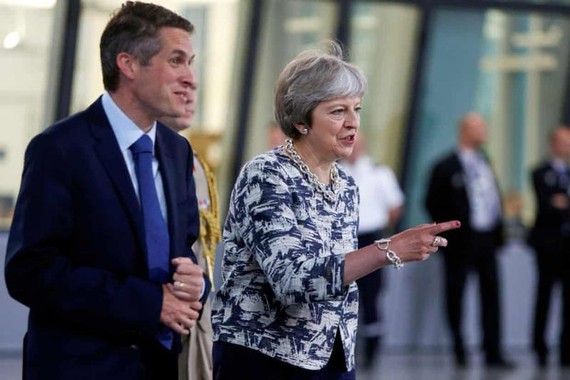 Bộ trưởng Quốc phòng Anh Gavin Williamson (trái) và Thủ tướng Theresa May. (Nguồn: Reuters)
