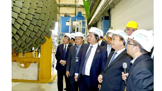 Thủ tướng Nguyễn Xuân Phúc tham quan nhà máy sản xuất turbine khí của hãng Siemens (Đức)