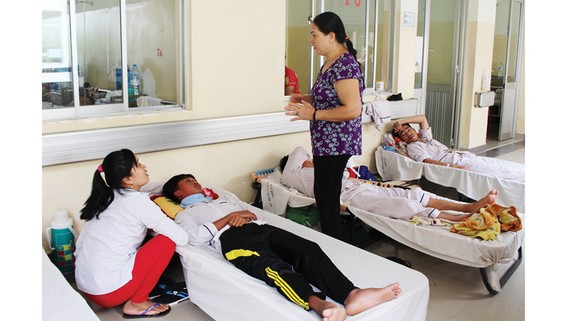 Bệnh viện Bệnh Nhiệt đới (TPHCM) quá tải, bệnh nhân sốt xuất huyết phải nằm ngoài hành lang điều trị
