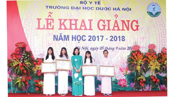 Bà Nguyễn Thị Thùy Dung - Giám đốc nhãn hàng Dạ Hương trao học bổng cho 4 em nữ sinh xuất sắc của Đại học Dược Hà Nội