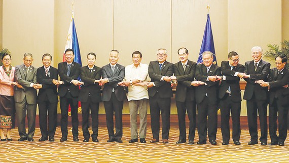 Tổng thống Philippines Rodrigo Duterte (giữa) và Bộ trưởng Kinh tế các nước ASEAN tại phiên họp ở Manila ngày 6-9