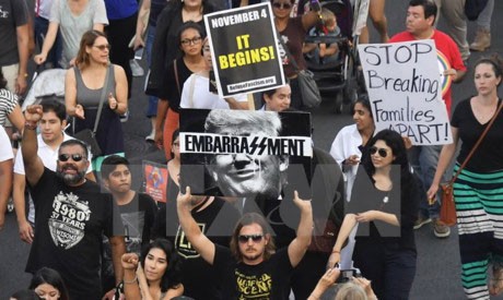Người dân tuần hành phản đối sắc lệnh ngừng Chương trình DACA của Tổng thống Mỹ tại thành phố Los Angeles ngày 5-9.