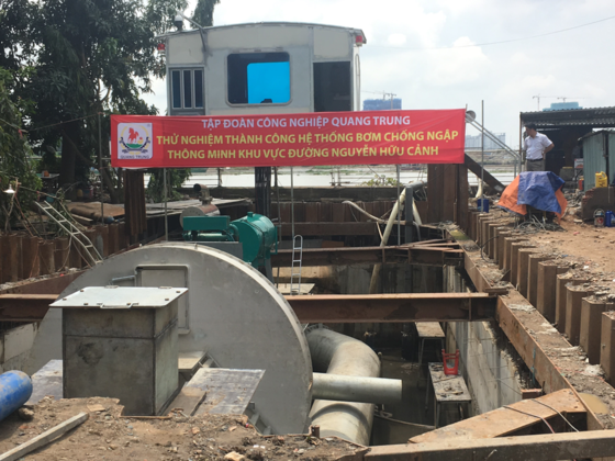 Hệ thống máy bơm để chống ngập đường Nguyễn Hữu Cảnh. Ảnh: QUỐC HÙNG