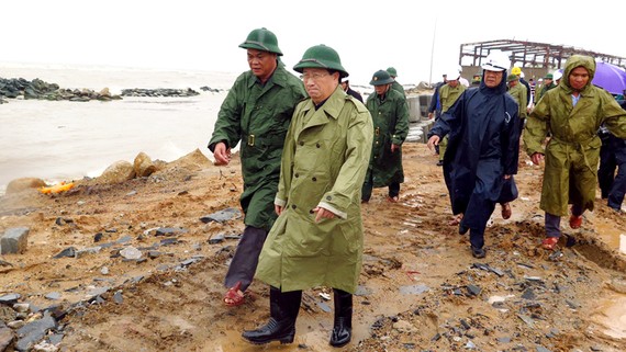 Phó Thủ tướng Chính phủ Trịnh Đình Dũng đã đến khu vực đang xây dựng kè xóm Rớ giai đoạn 2 (thành phố Tuy Hòa) để kiểm tra thực tế tình trạng triều cường, xâm thực