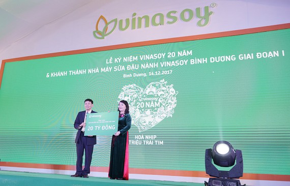 Đại diện Vinasoy ông Võ Thành Đảng trao tặng 20 tỷ cho Chương trình Sữa học đường