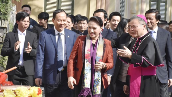 Chủ tịch Quốc hội Nguyễn Thị Kim Ngân thăm và chúc mừng đồng bào công giáo nhân dịp Giáng sinh