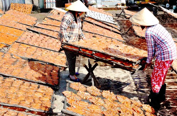 Sản xuất tôm khô ở cơ sở sản xuất của bà Nguyễn Thị Ánh, phường Tô Châu, thị xã Hà Tiên