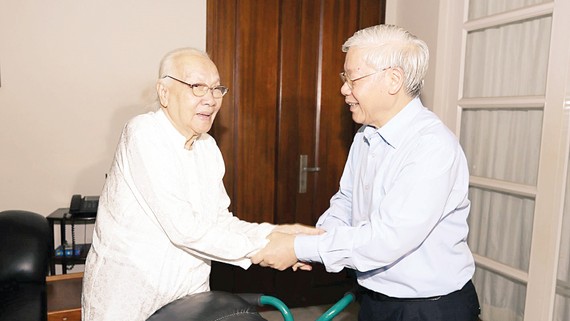 Tổng Bí thư Nguyễn Phú Trọng thăm hỏi bà Ngô Thị Huệ, phu nhân Tổng Bí thư Nguyễn Văn Linh