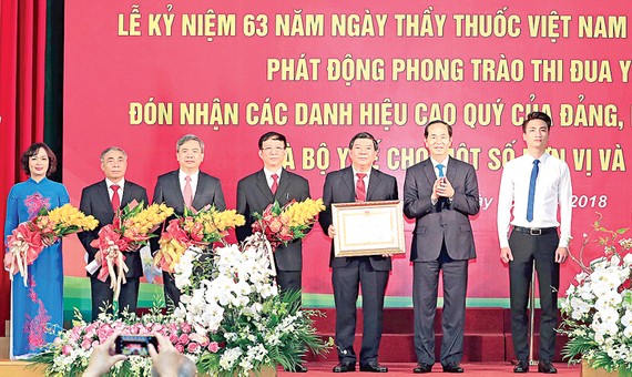 Chủ tịch nước Trần Đại Quang trao Huân chương Lao động hạng nhì cho Bệnh viện Bạch Mai. Ảnh: TTXVN