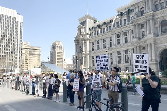 Người dân Mỹ biểu tình tại Philadelphia, bang Pennsylvania, phản đối Mỹ không kích Syria