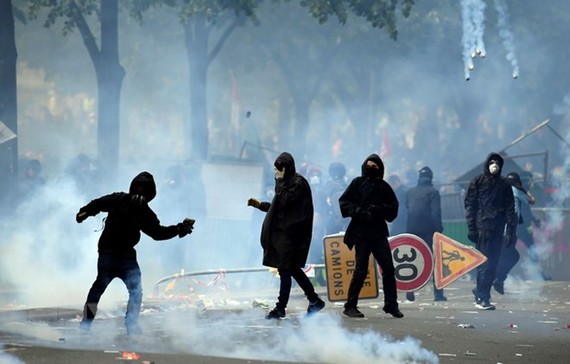 Người biểu tình tại Paris, Pháp ngày 1-5.