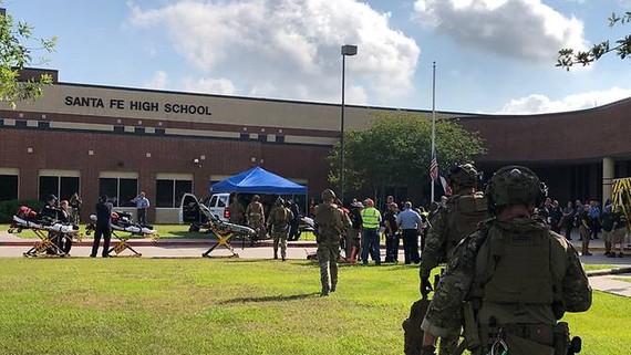 Cảnh sát phong tỏa Trung học Santa Fe ở Galveston, Texas, Mỹ, sau vụ xả súng ngày 18-5-2018. TWITTER/HCSOTEXAS