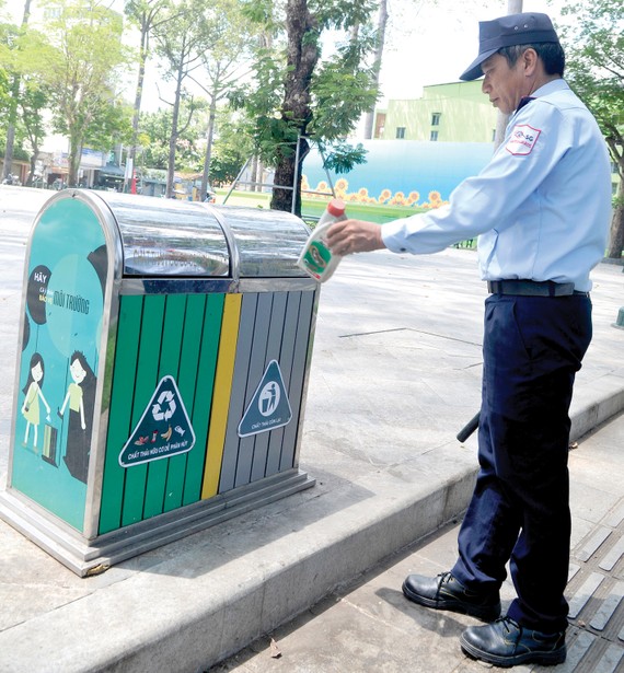 Thùng rác công cộng có 2 ngăn để thực hiện phân loại rác thải tại nguồn ở Công viên Văn Lang, quận 5, TPHCM. Ảnh: THÀNH TRÍ