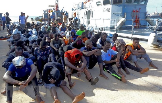 Người di cư được đưa tới một căn cứ hải quân ở Tripoli sau khi được giải cứu ngoài khơi Libya. Nguồn: TTXVN