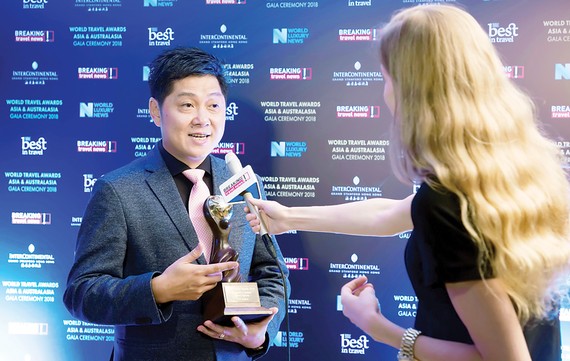 Tổng Giám đốc TST Tourist Lại Minh Duy trả lời phỏng vấn báo chí sau lễ nhận giải