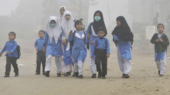 Học sinh tiểu học ở Lahore, Pakistan đến trường trong bầu không khí mù mịt khói bụi
