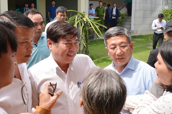 Chủ tịch UBND TPHCM Nguyễn Thành Phong trao đổi cùng người dân Thủ Thiêm. Ảnh: Việt Dũng