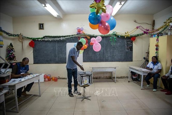 Cử tri bỏ phiếu tại một điểm bầu cử ở Goma, CHDC Congo, ngày 30-12-2018. Ảnh: TTXVN