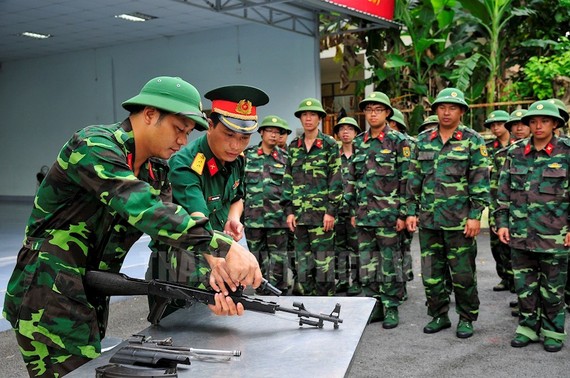 Huấn luyện tháo lắp súng cho học viên đào tạo Sĩ quan dự bị Y tế tại Trường Quân sự TPHCM. Ảnh: hcmcpv