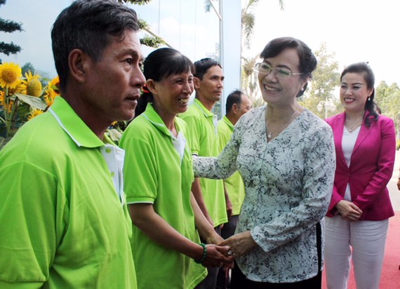 Bà Nguyễn Thị Quyết Tâm - nguyên Chủ tịch HĐND TPHCM thăm hỏi người lao động ở Khu liên hợp xử lý chất thải Đa Phước.