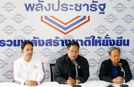 Uttama Savanayana, lãnh đạo Đảng Palang Pracharat, tổ chức họp báo tại Bangkok ngày 27-3. Ảnh: Reuters