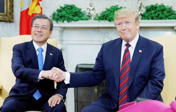 Hai nhà lãnh đạo nhất trí duy trì đối thoại với Triều Tiên. Ảnh: Reuters