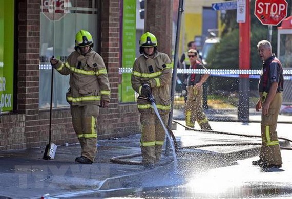 Nhân viên cứu hỏa dọn dẹp hiện trường sau khi xảy ra vụ nổ súng bên ngoài một câu lạc bộ ban đêm ở Melbourne, Australia ngày 14-4. 