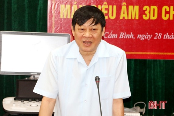Thứ trưởng Bộ Y tế Nguyễn Viết Tiến phát biểu tại buổi lễ trao tặng. Ảnh: Báo Hà Tĩnh