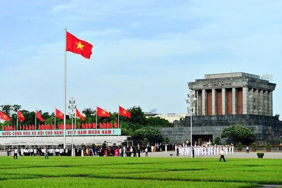 Hơn 45 nghìn lượt khách viếng Lăng Chủ tịch Hồ Chí Minh dịp lễ 30-4 và 1-5. Ảnh: vtv