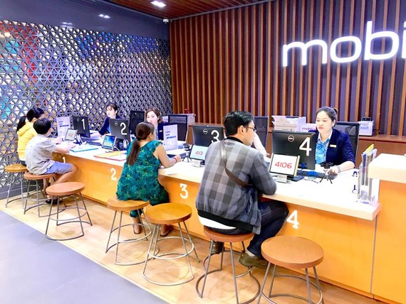 Điểm dịch vụ MobiFone quận 7 (TPHCM) đang giải quyết nhu cầu chuyển mạng cho khách hàng. Ảnh: HOÀNG HÙNG