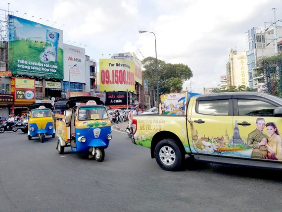 Khán giả hào hứng trước sự xuất hiện bất ngờ của đoàn xe Tuk Tuk Thái Lan tại Việt Nam