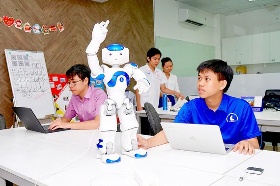 Hoàng Trung Hiếu (bìa phải), Cử nhân tài năng công nghệ thông tin khóa 2015 (Đại học Khoa học Tự nhiên TPHCM), nghiên cứu ứng dụng công nghệ AI vào robot. Ảnh: HOÀNG HÙNG