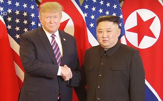 Tổng thống Donald Trump và Chủ tịch Kim Jong-un bắt tay tại Hà Nội ở Hội nghị Thượng đỉnh Mỹ - Triều Tiên lần 2.