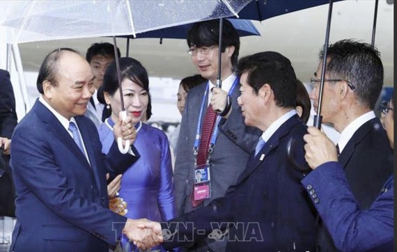 Thủ tướng Chính phủ Nguyễn Xuân Phúc và Phu nhân cùng Ðoàn đại biểu cấp cao Việt Nam đã đến thành phố Osaka vào chiều 27-6-2019. Ảnh: TTXVN