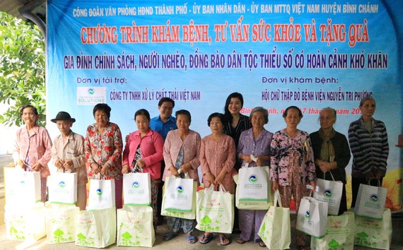 Bà Huỳnh Thị Lan Phương, Phó Tổng Giám đốc Công ty VWS tặng quà cho người dân xã Phong Phú và Đa Phước